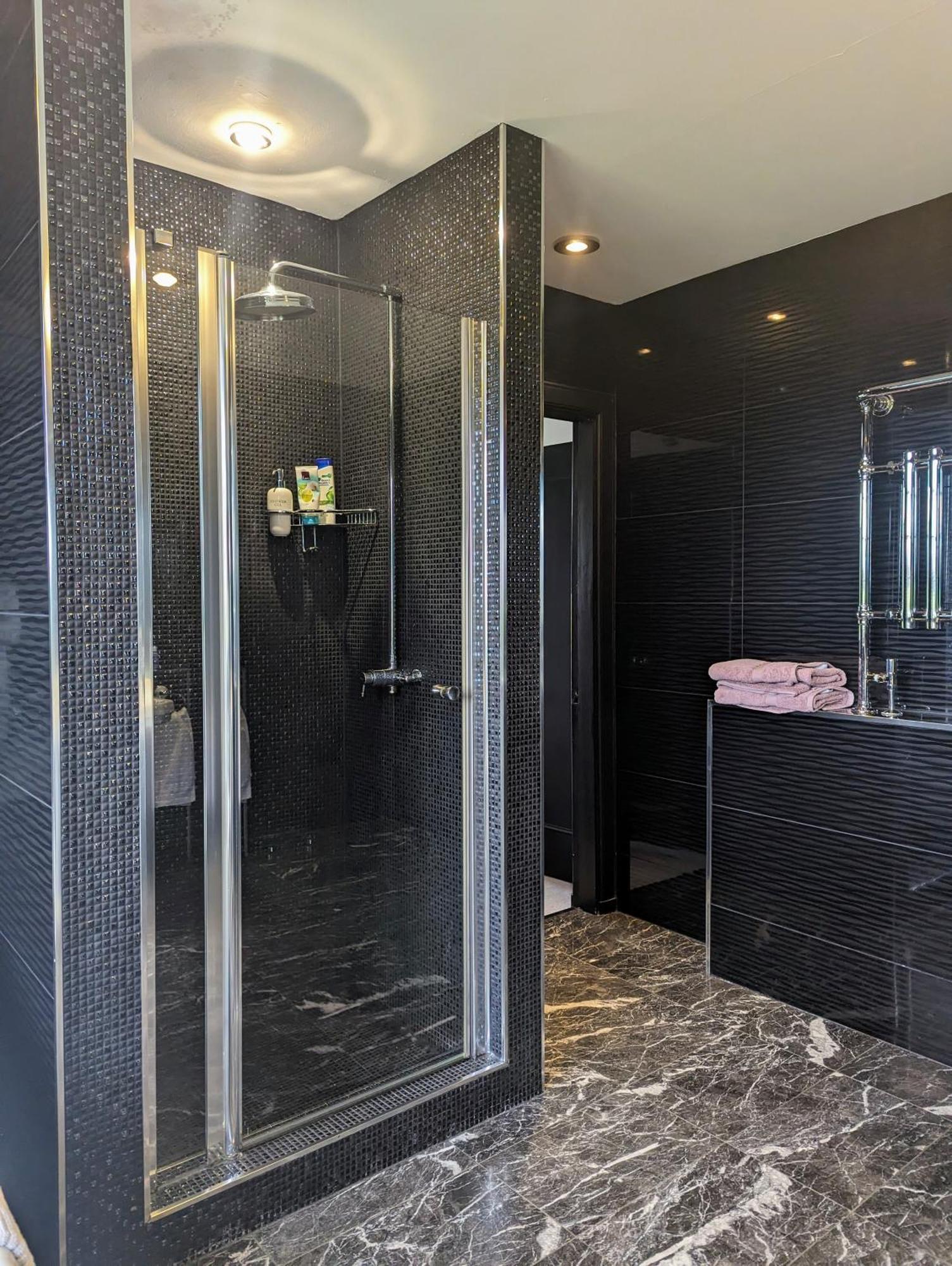 Finn Village - Loch Lomond Villa B&B - Black Room With Jacuzzi-Style Bath Glasgow Exterior foto
