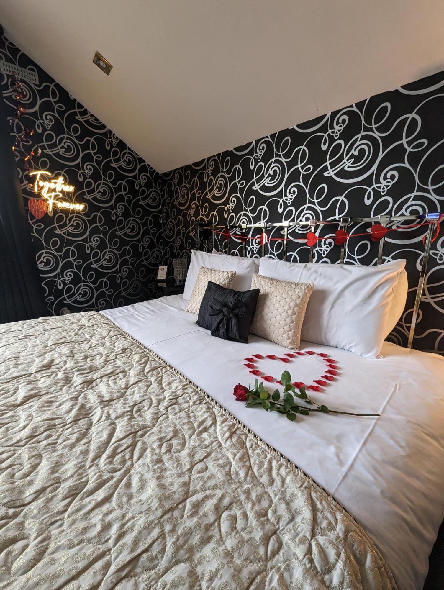 Finn Village - Loch Lomond Villa B&B - Black Room With Jacuzzi-Style Bath Glasgow Exterior foto